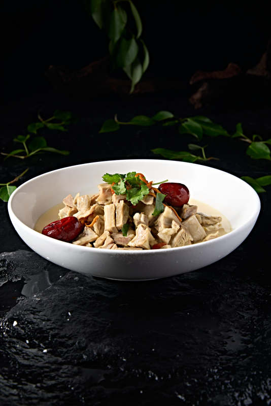 冬季滋补浓汤虫草花枸杞红枣炖羊五花肉图片