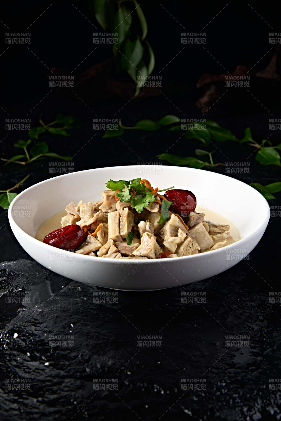 冬季滋补浓汤虫草花枸杞红枣炖羊五花肉图片