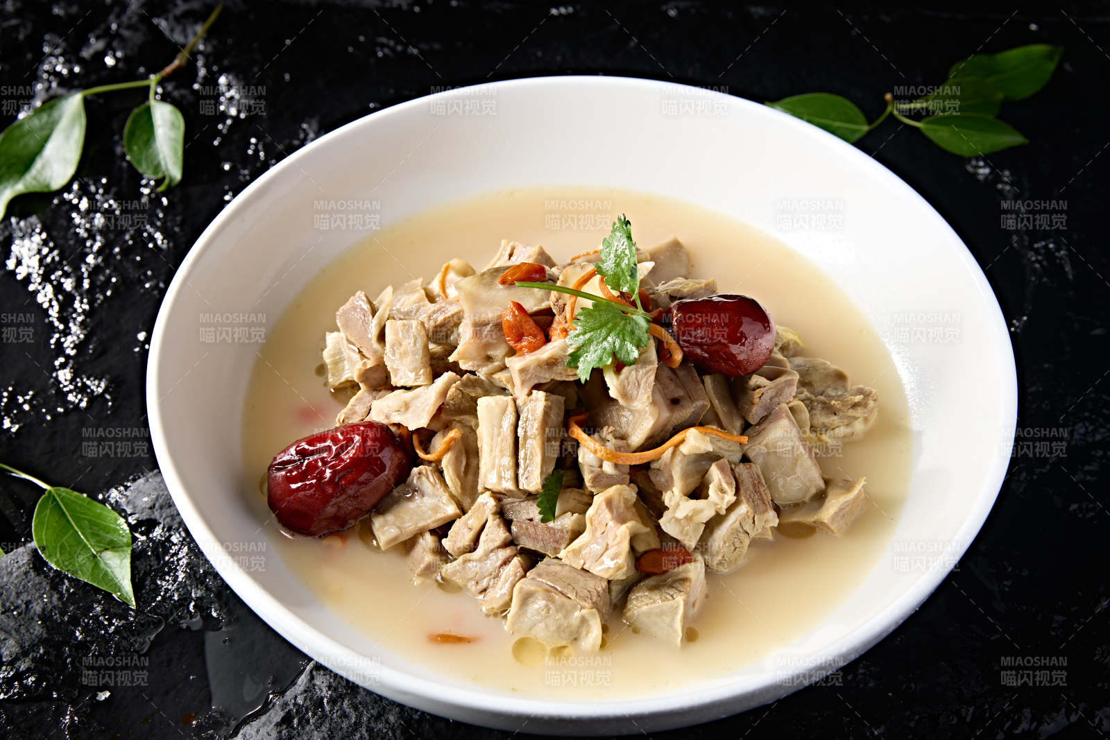 冬季滋补浓汤虫草花枸杞红枣炖羊五花肉图片