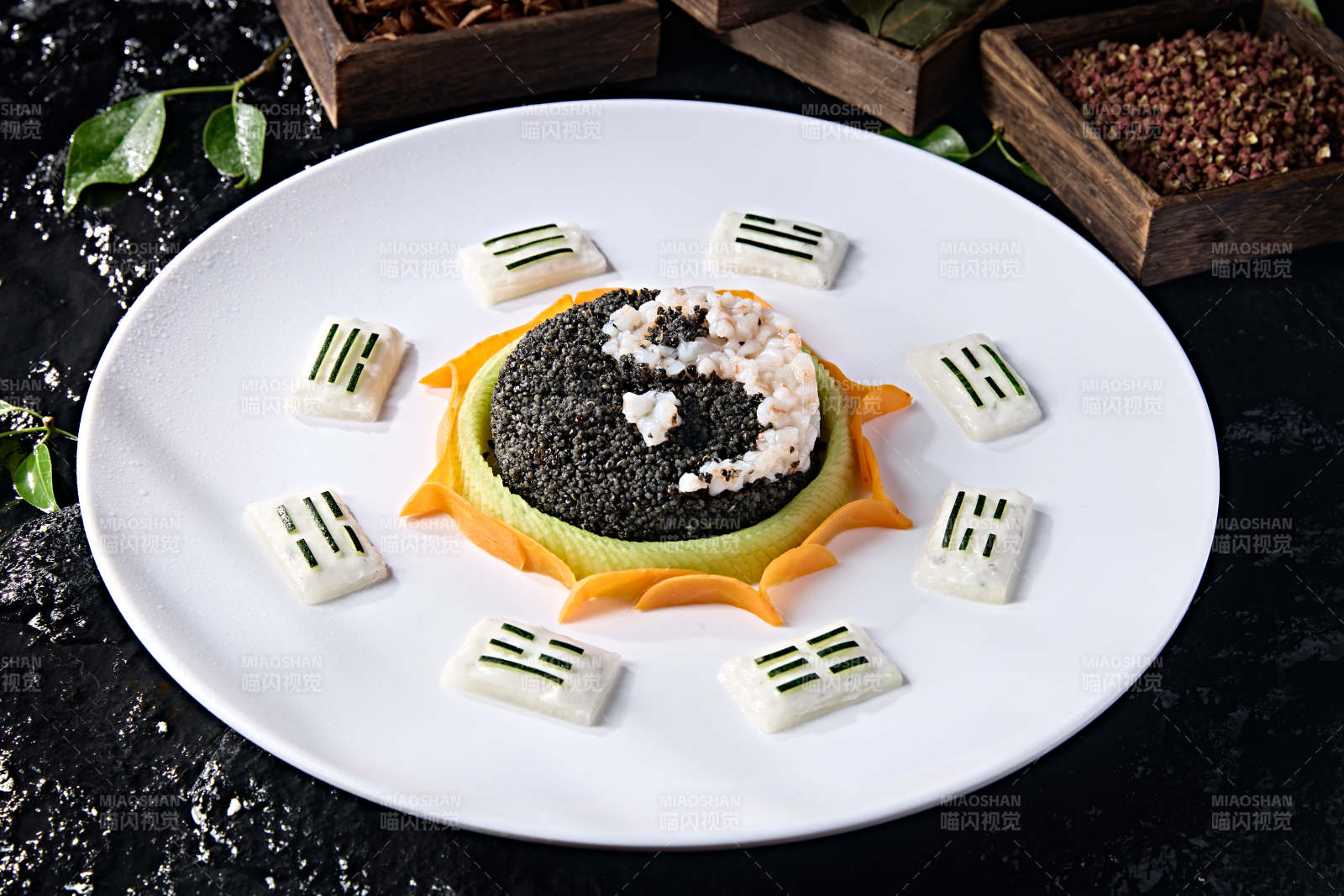 阴阳八卦太极图案的藜麦饭拌虾肉糜图片