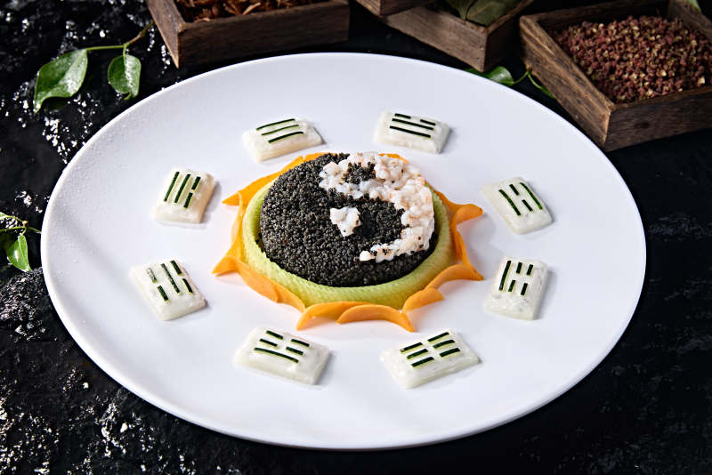 阴阳八卦太极图案的藜麦饭拌虾肉糜图片