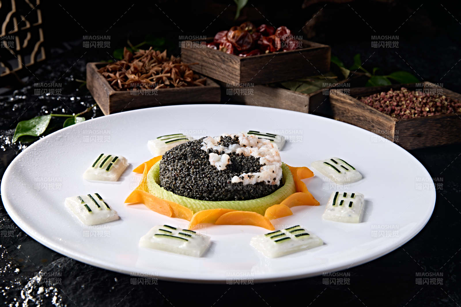 阴阳八卦太极图案的藜麦饭拌虾肉糜图片