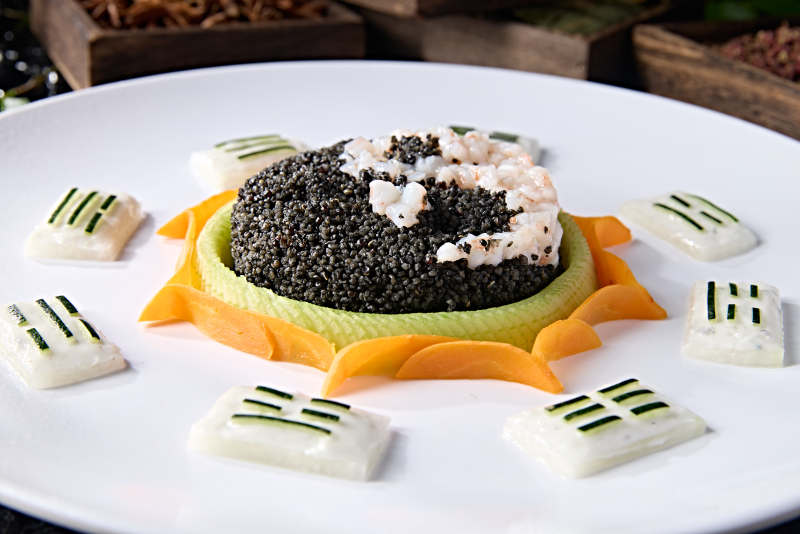 阴阳八卦太极图案的藜麦饭拌虾肉糜图片