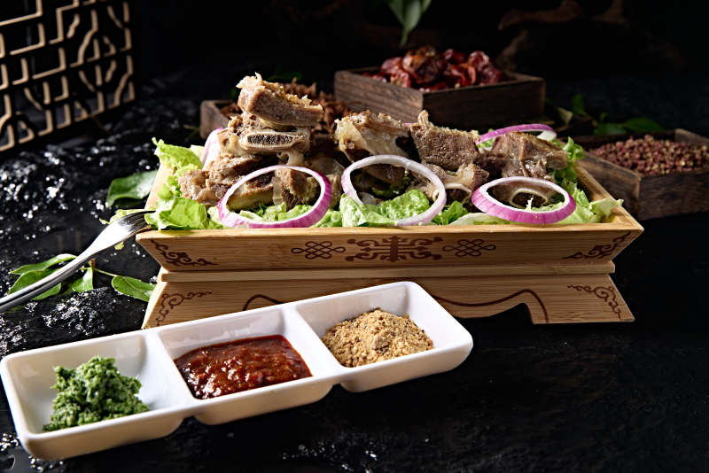 草原蒙族传统美食手把羊排图片