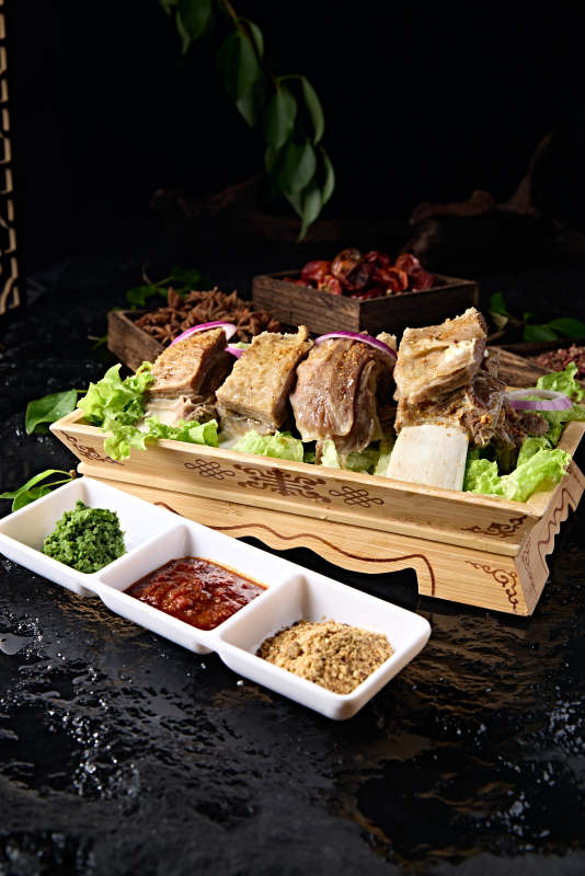 草原蒙族传统美食手把羊排图片