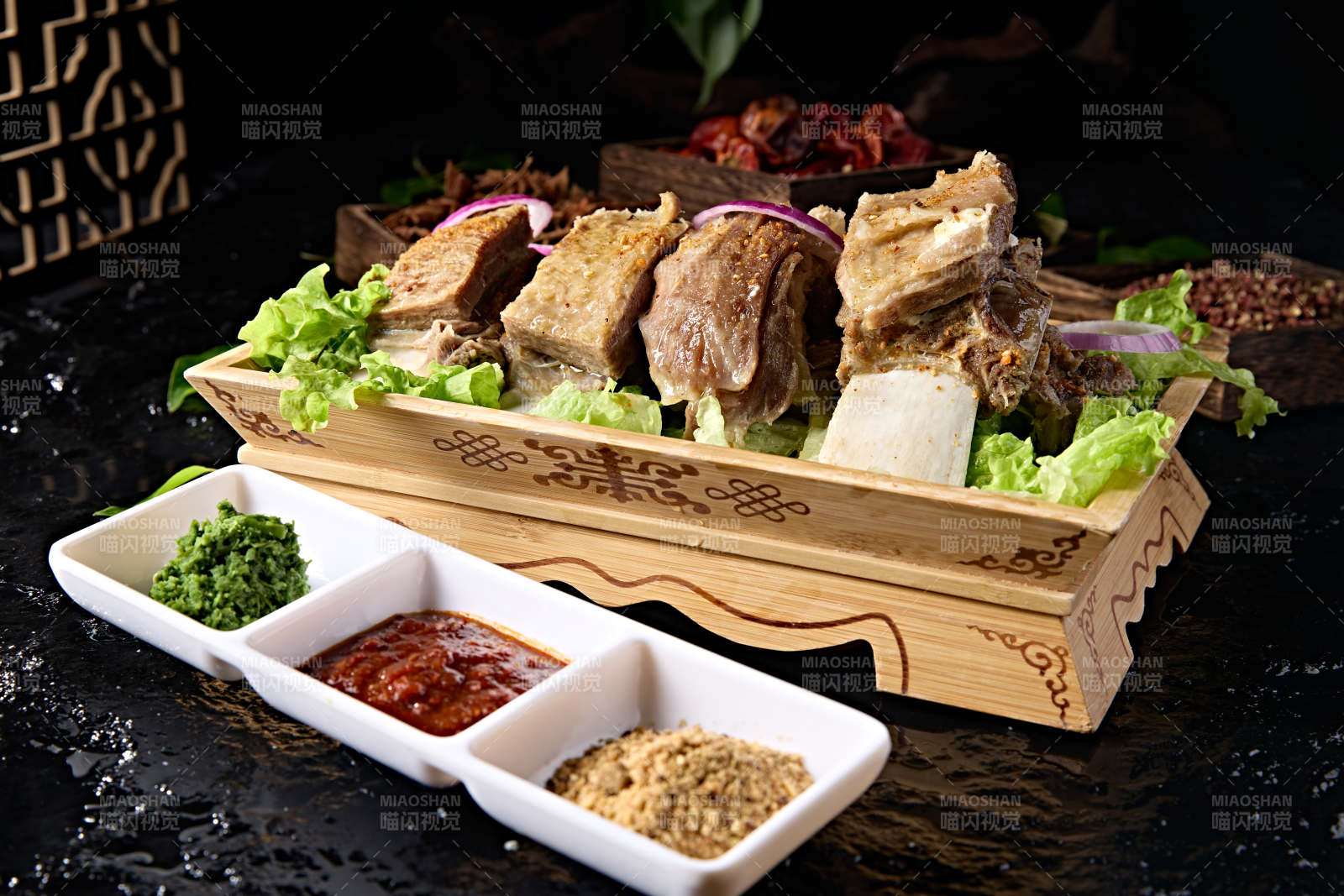 草原蒙族传统美食手把羊排图片