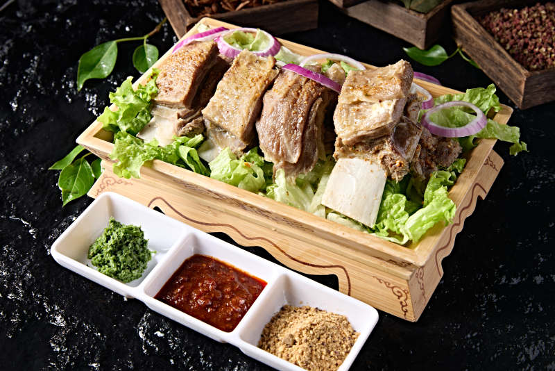 草原蒙族传统美食手把羊排图片