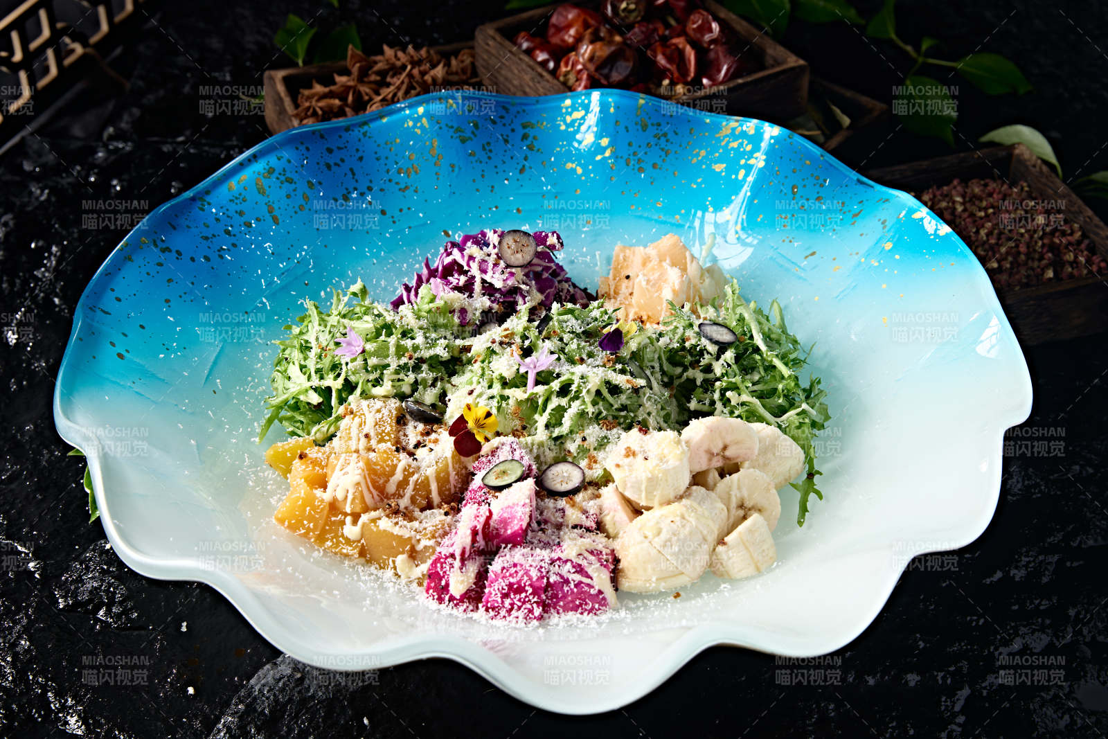 椰蓉撒粉金枪鱼肉果蔬拌沙拉图片