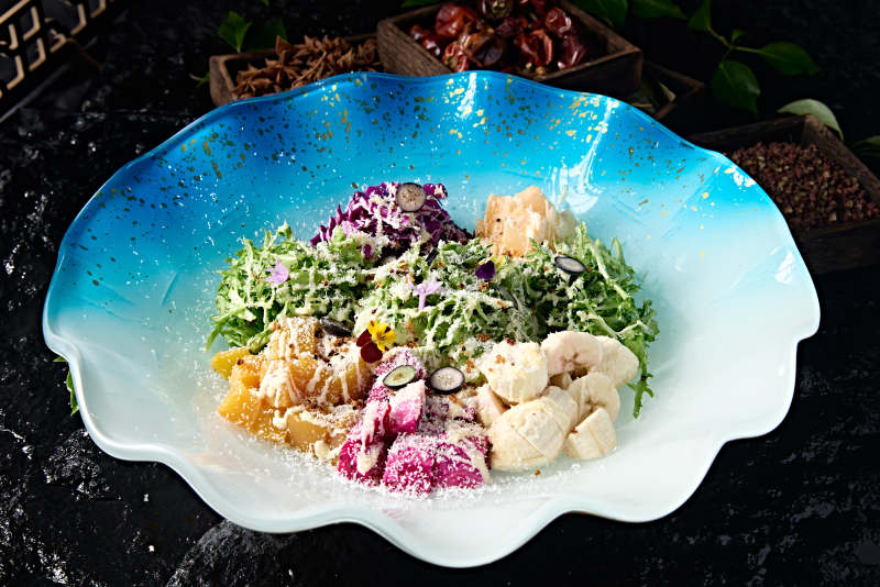 椰蓉撒粉金枪鱼肉果蔬拌沙拉图片