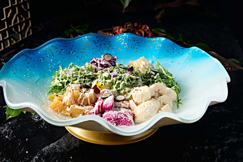 椰蓉撒粉金枪鱼肉果蔬拌沙拉图片