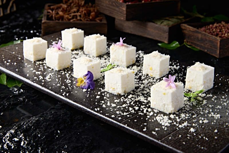 精美凉菜草原奶豆腐丁图片