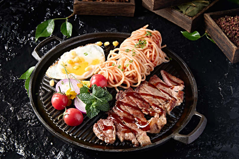 西餐没事煎安格斯牛排配番茄意面图片