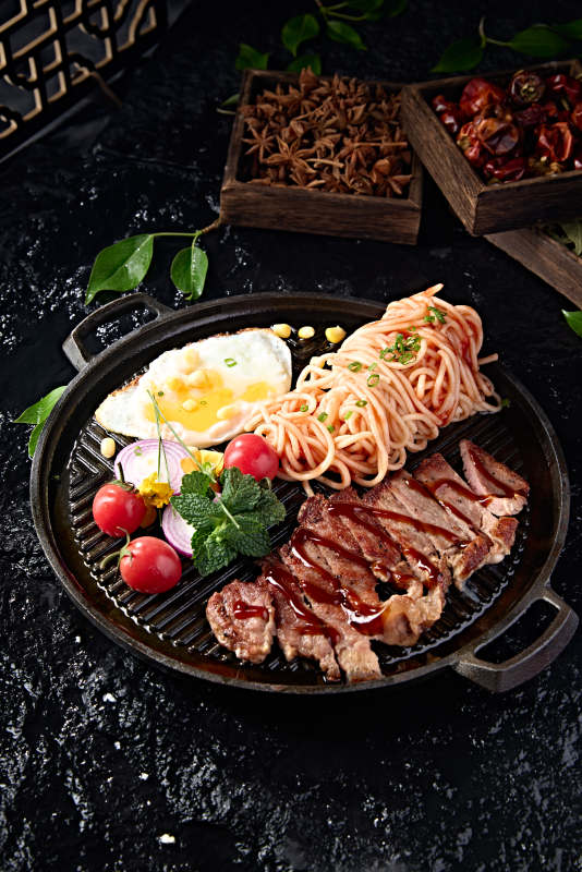 西餐没事煎安格斯牛排配番茄意面图片