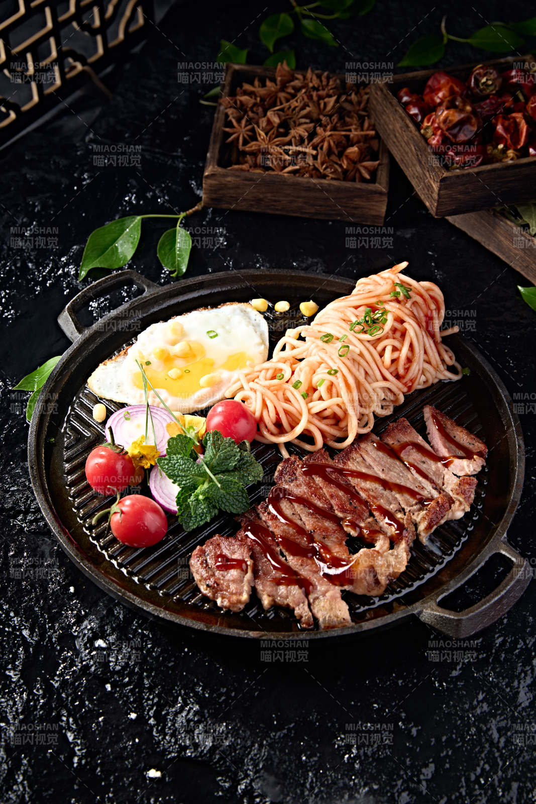 西餐没事煎安格斯牛排配番茄意面图片