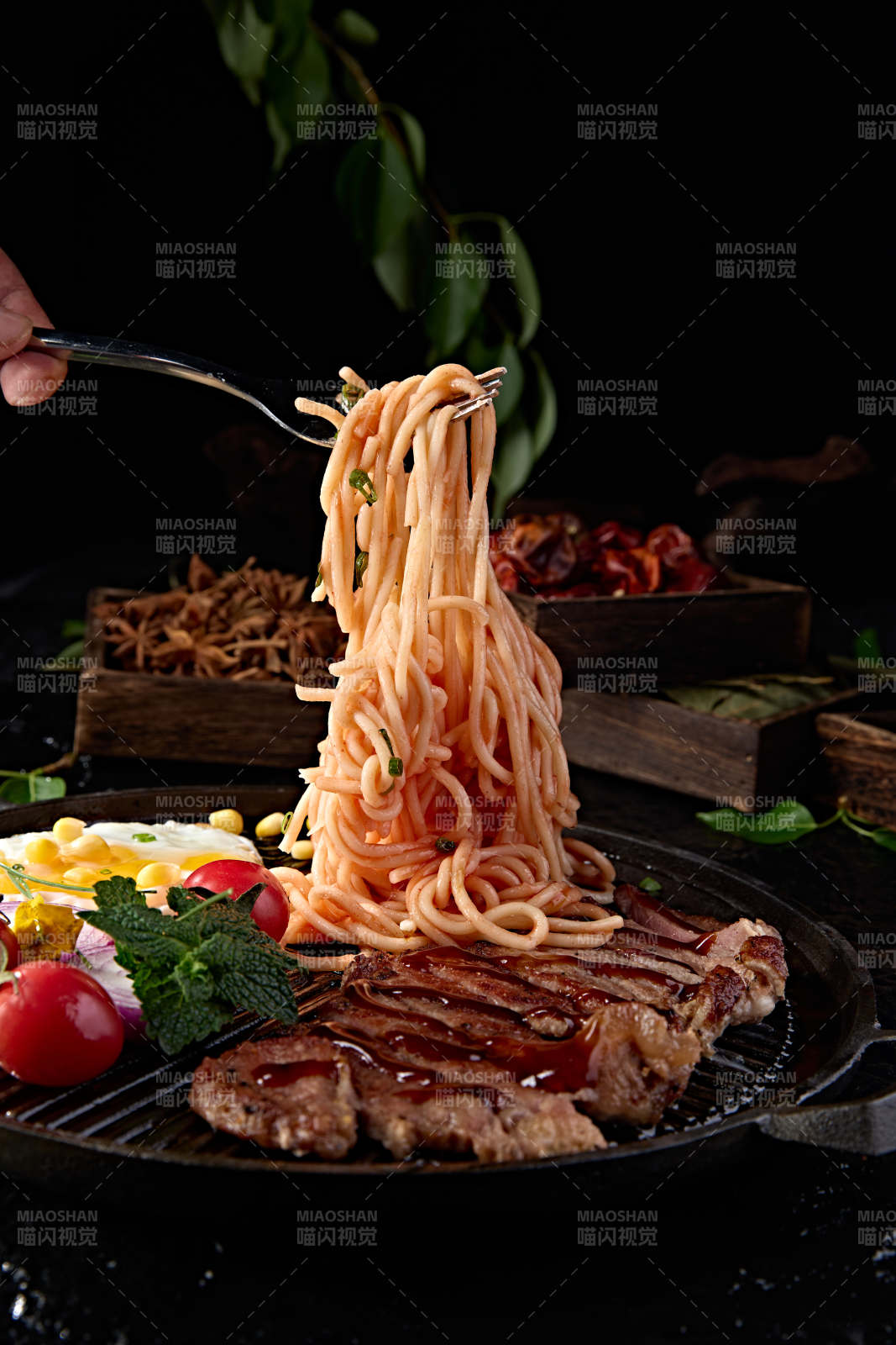 西餐没事煎安格斯牛排配番茄意面图片