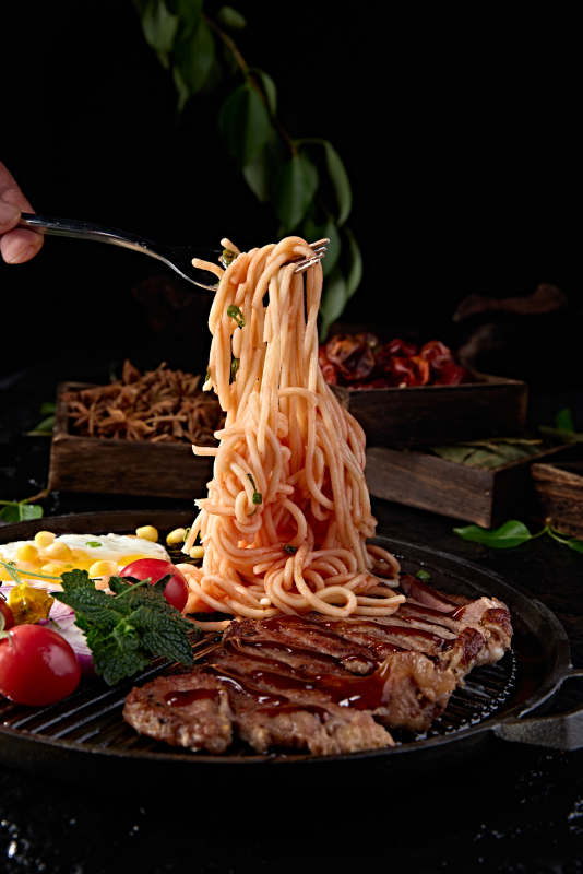 西餐没事煎安格斯牛排配番茄意面图片