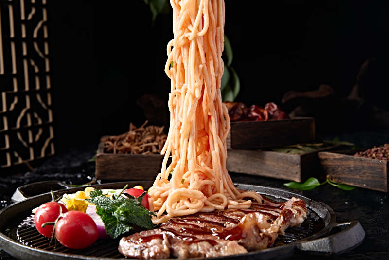 西餐没事煎安格斯牛排配番茄意面图片