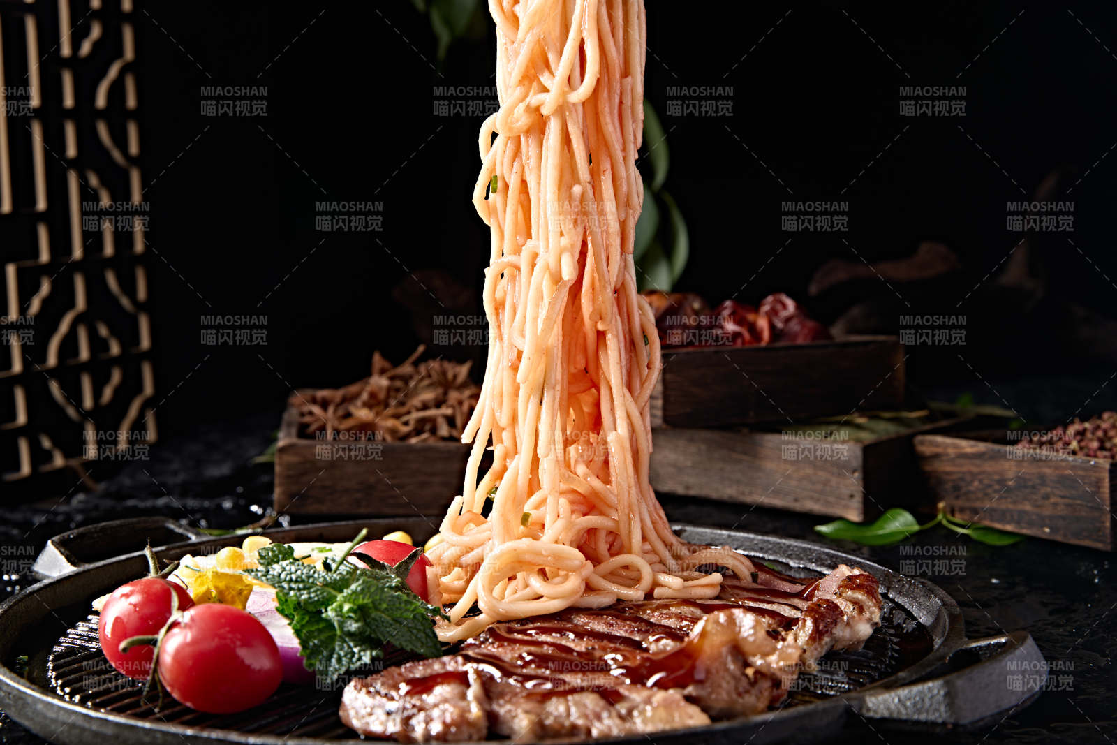 西餐没事煎安格斯牛排配番茄意面图片