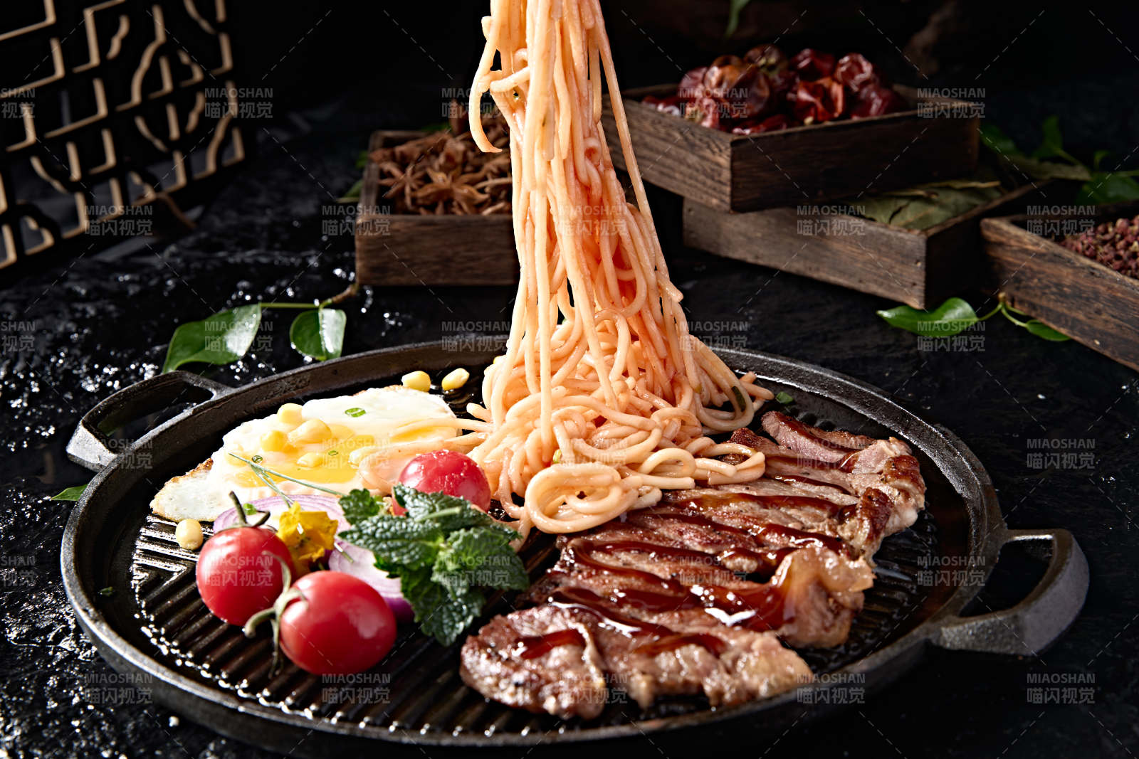 西餐没事煎安格斯牛排配番茄意面图片