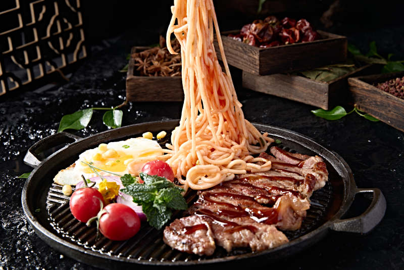 西餐没事煎安格斯牛排配番茄意面图片
