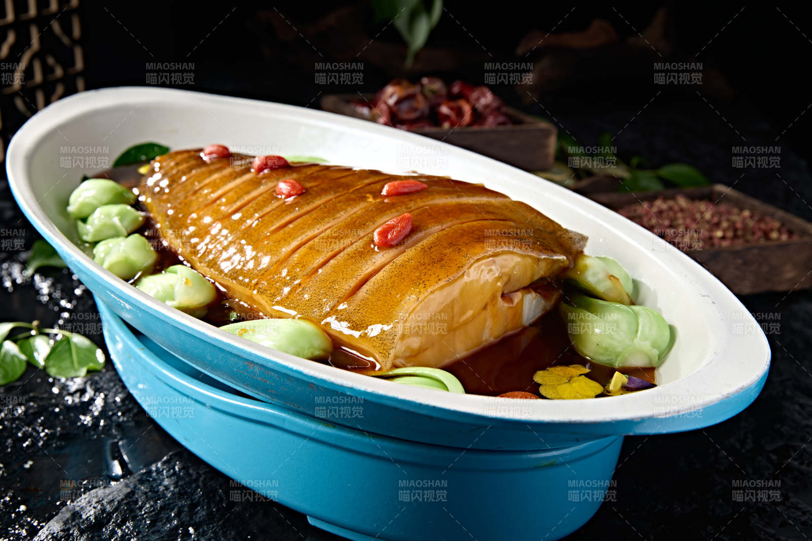 高端美食浇汁红烧鲽鱼身图片