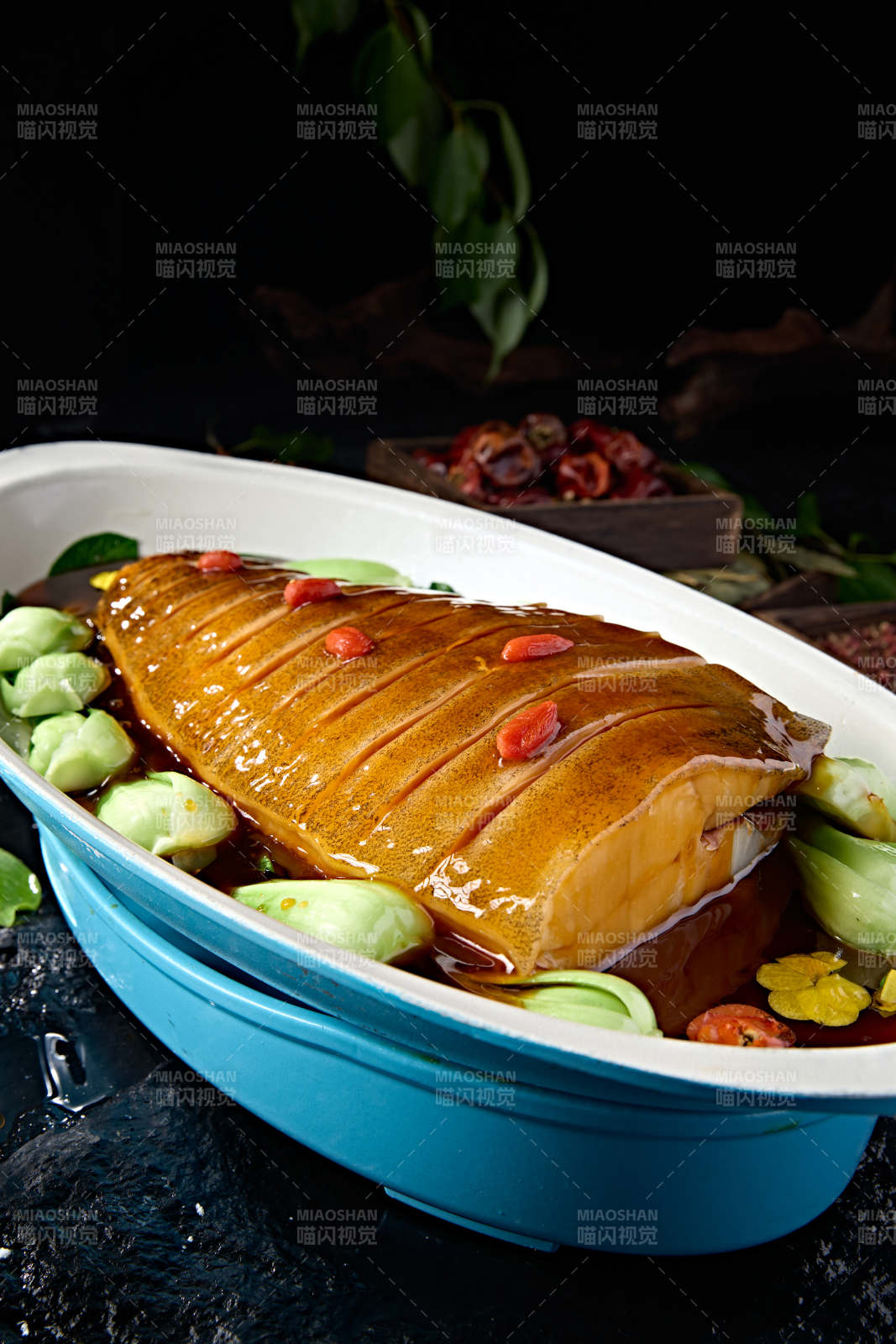 高端美食浇汁红烧鲽鱼身图片