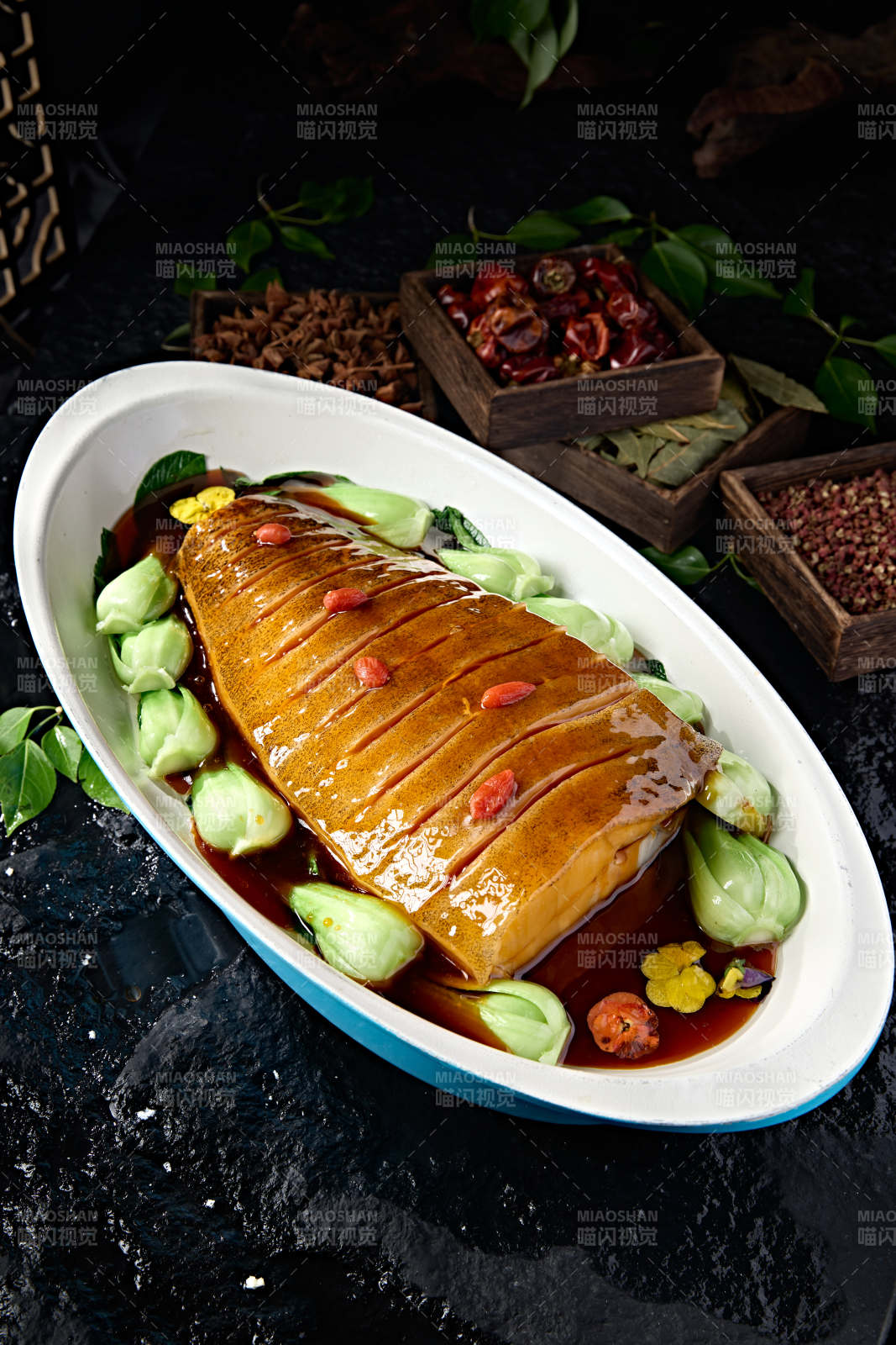 高端美食浇汁红烧鲽鱼身图片