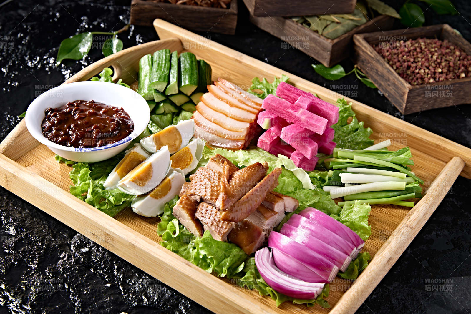 农家荤素搭配蘸酱菜拼盘图片