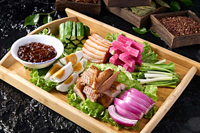 农家荤素搭配蘸酱菜拼盘图片