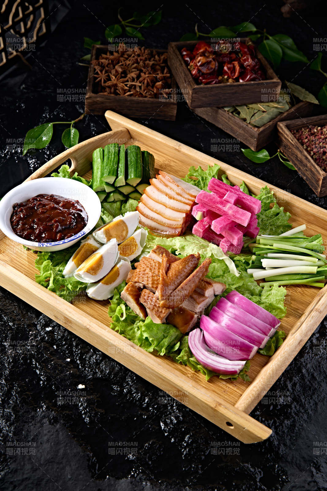 农家荤素搭配蘸酱菜拼盘图片