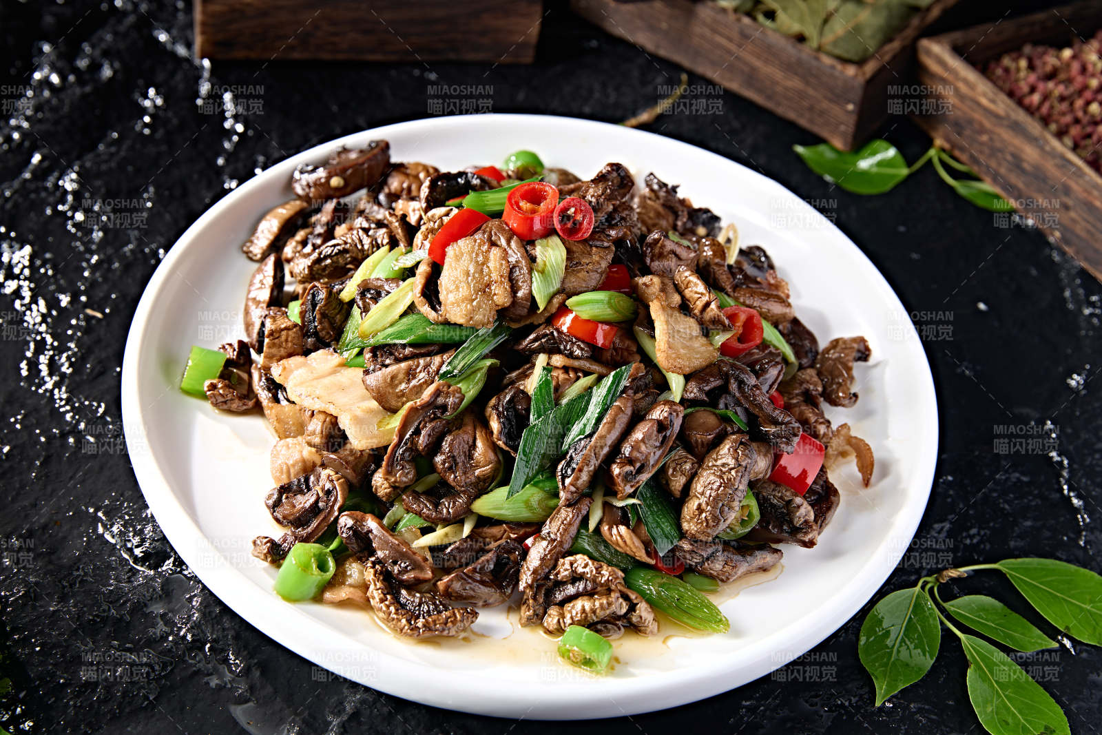 蒜苗辣炒干制口蘑五花肉图片