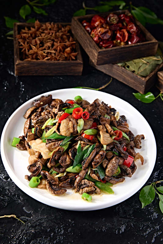 蒜苗辣炒干制口蘑五花肉图片