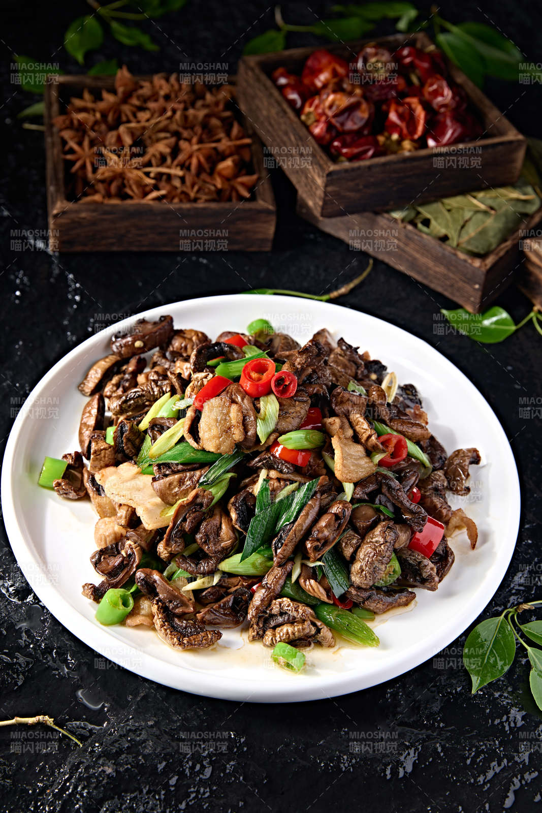 蒜苗辣炒干制口蘑五花肉图片