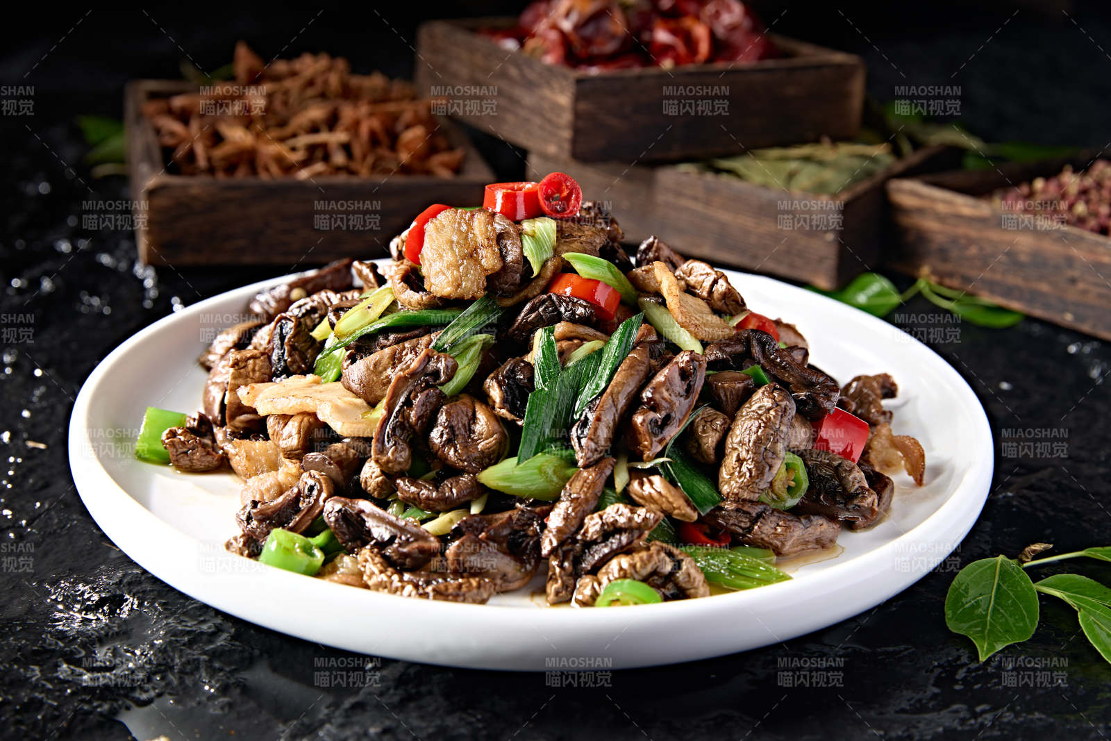 蒜苗辣炒干制口蘑五花肉图片
