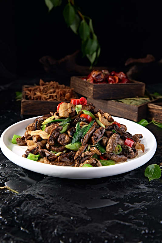 蒜苗辣炒干制口蘑五花肉图片