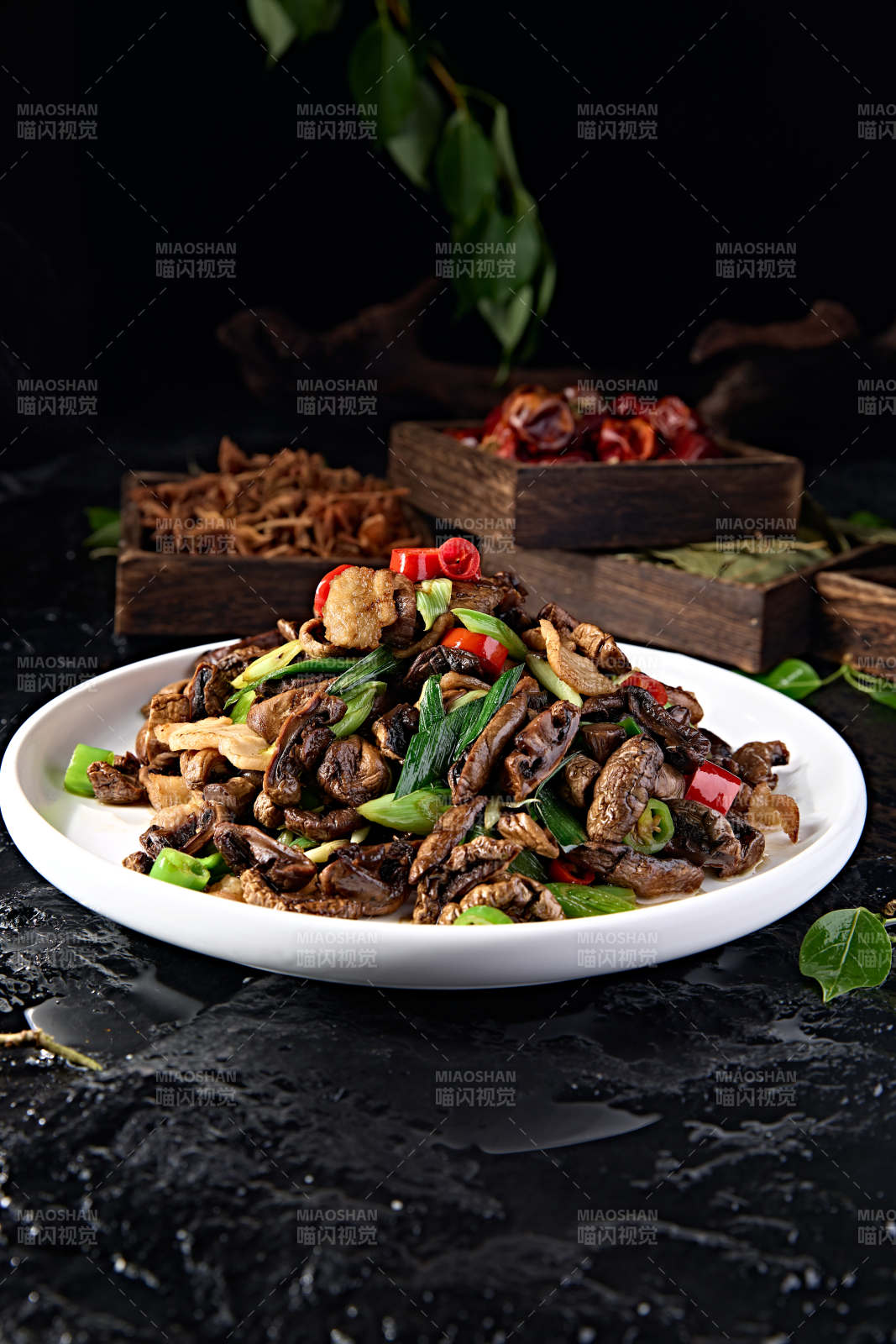 蒜苗辣炒干制口蘑五花肉图片