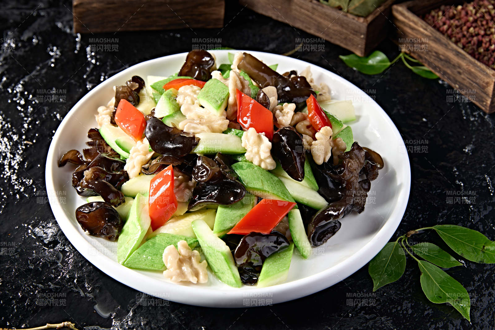 合炒西葫芦木耳彩椒炒桃仁图片