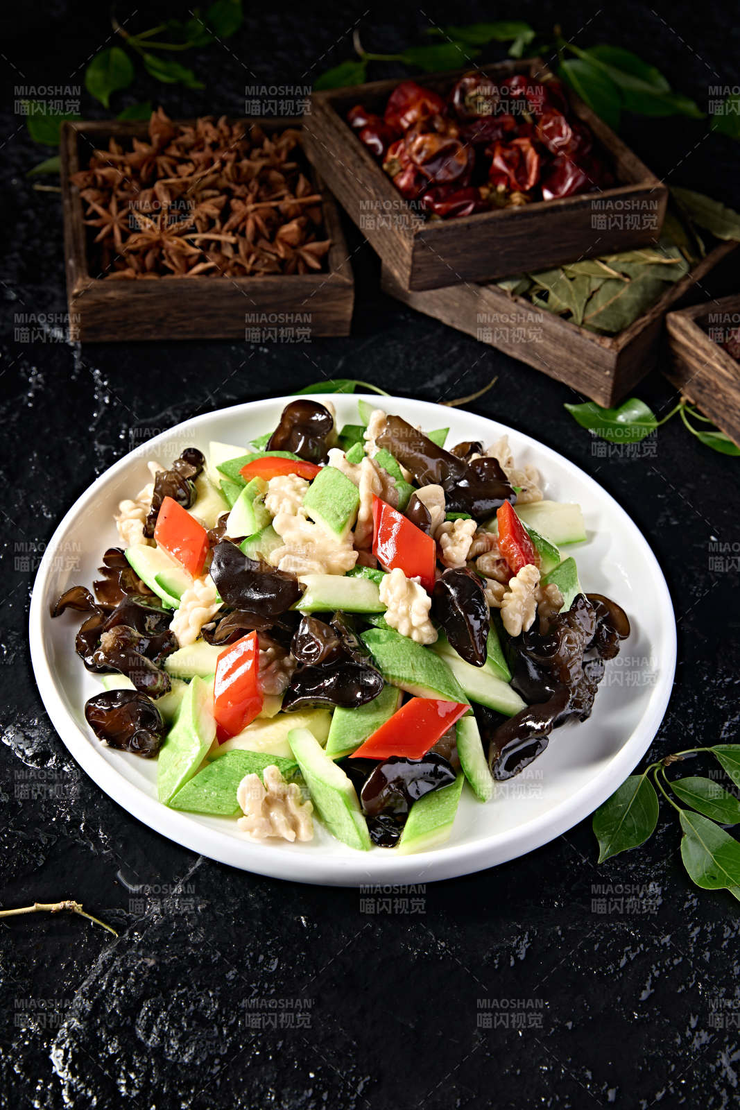 合炒西葫芦木耳彩椒炒桃仁图片