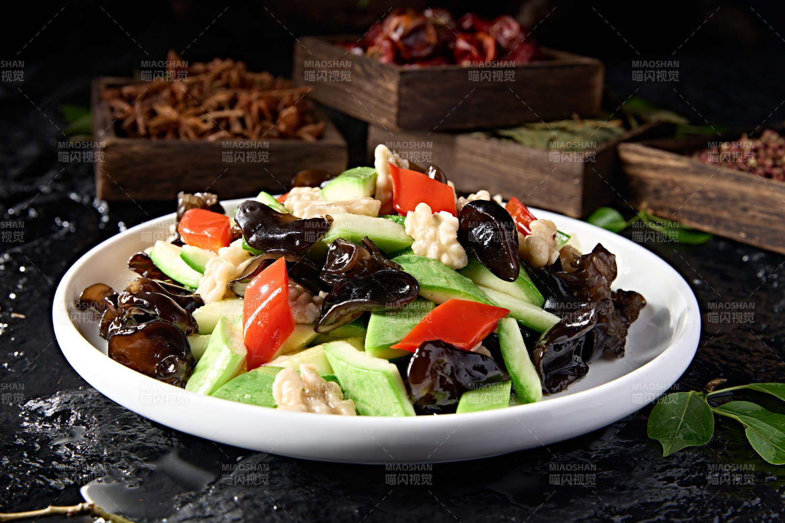 合炒西葫芦木耳彩椒炒桃仁图片