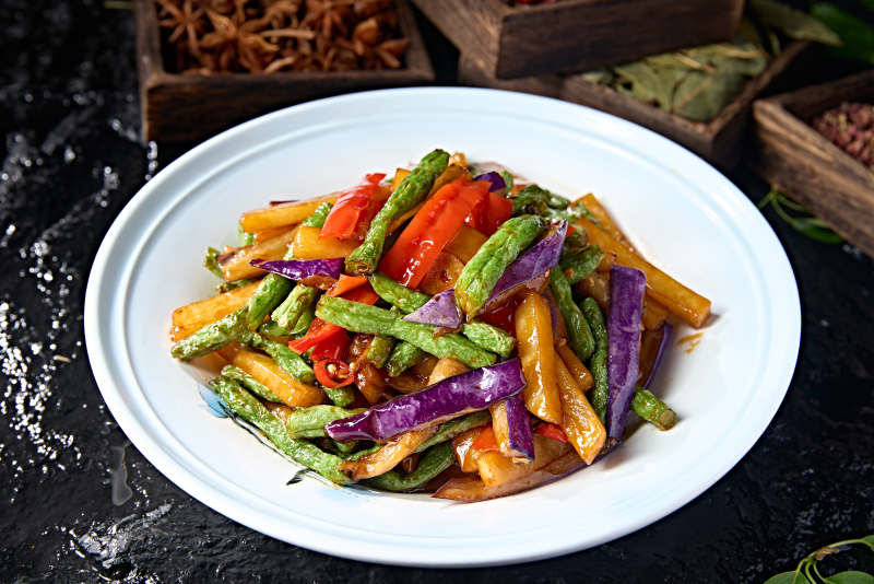中餐素合炒彩椒豆角土豆烧茄子图片