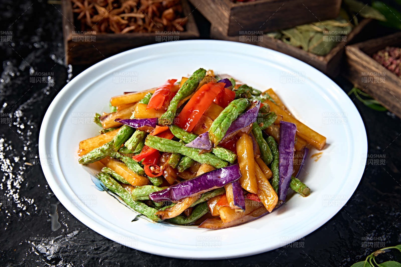 中餐素合炒彩椒豆角土豆烧茄子图片