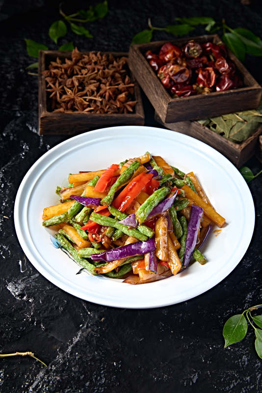 中餐素合炒彩椒豆角土豆烧茄子图片