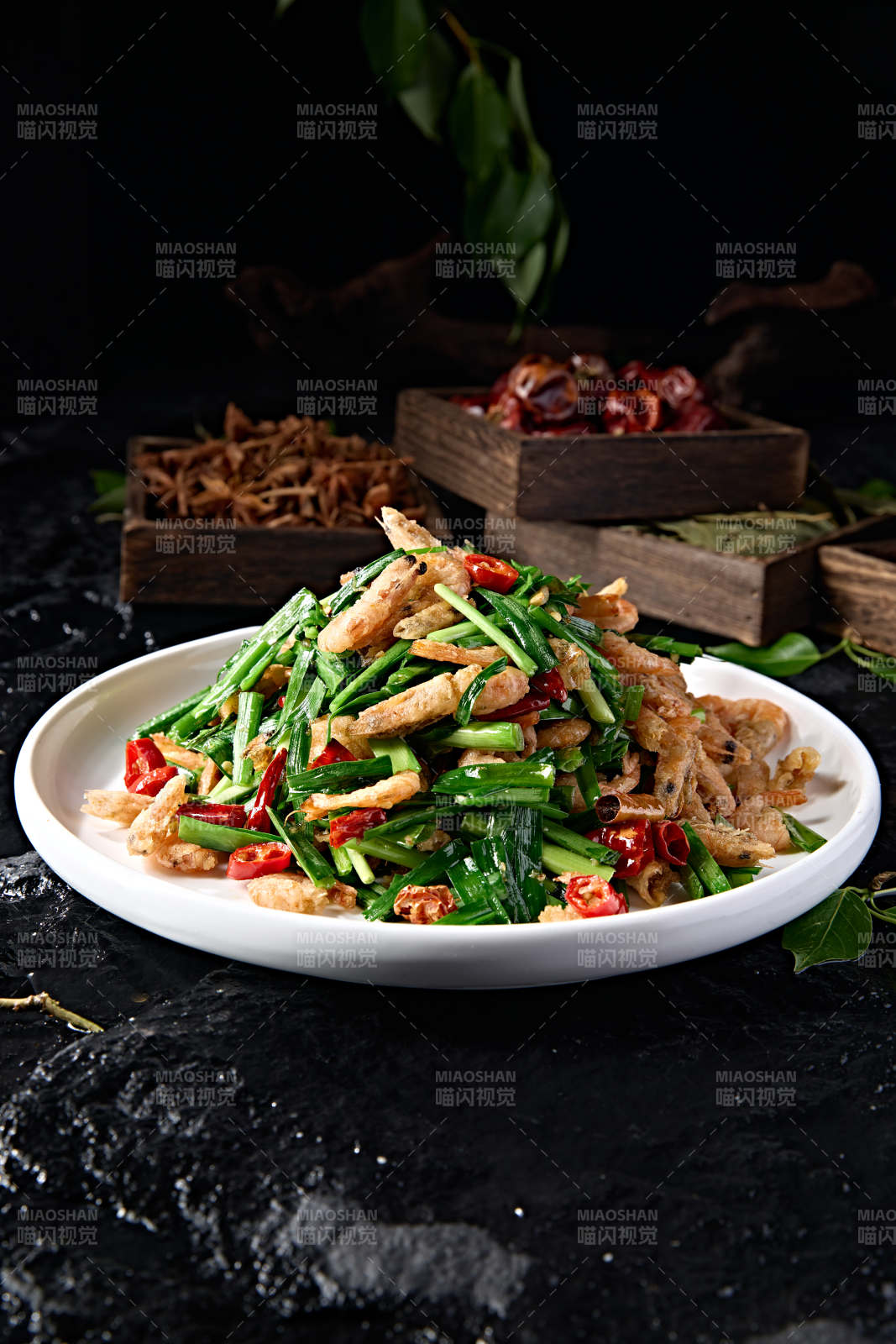 中餐美食香辣韭菜炒河虾图片