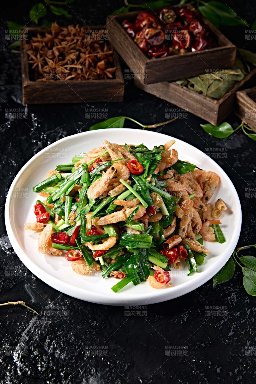 中餐美食香辣韭菜炒河虾图片