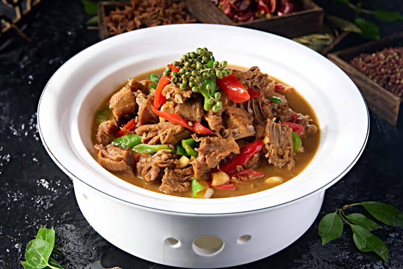 中餐美食藤椒彩椒炖柴鸡块图片