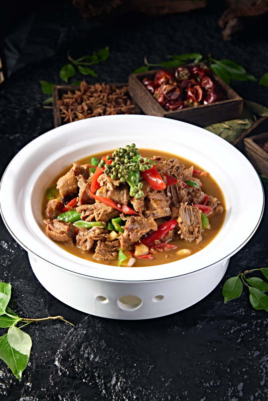 中餐美食藤椒彩椒炖柴鸡块图片