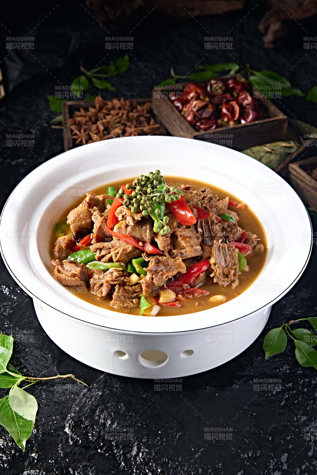 中餐美食藤椒彩椒炖柴鸡块图片