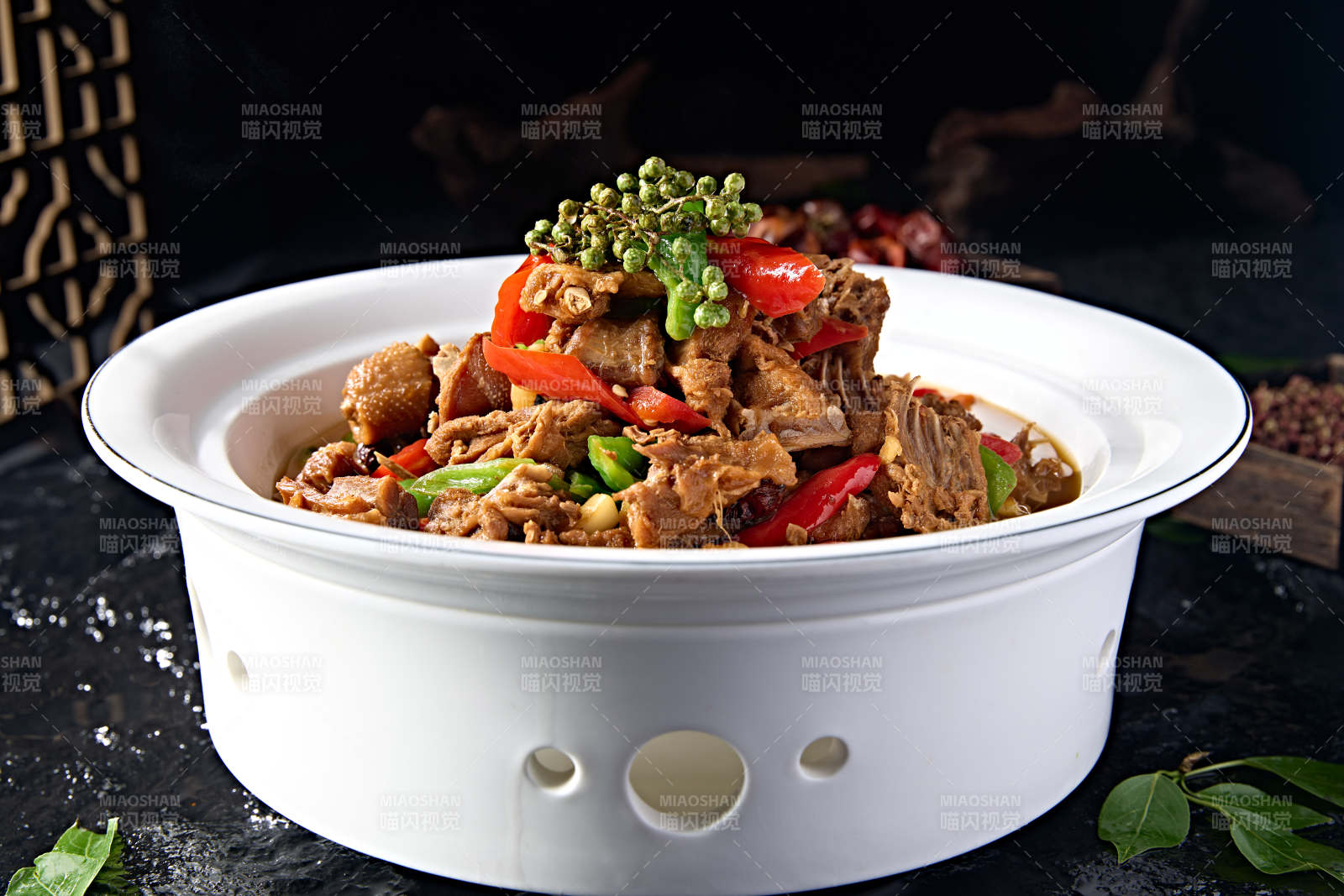 中餐美食藤椒彩椒炖柴鸡块图片