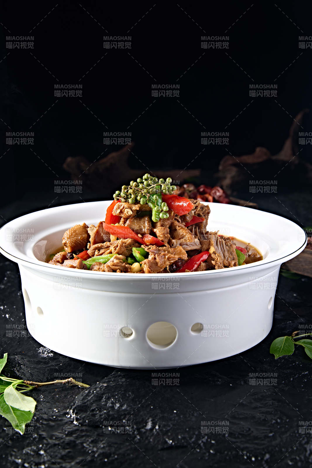 中餐美食藤椒彩椒炖柴鸡块图片