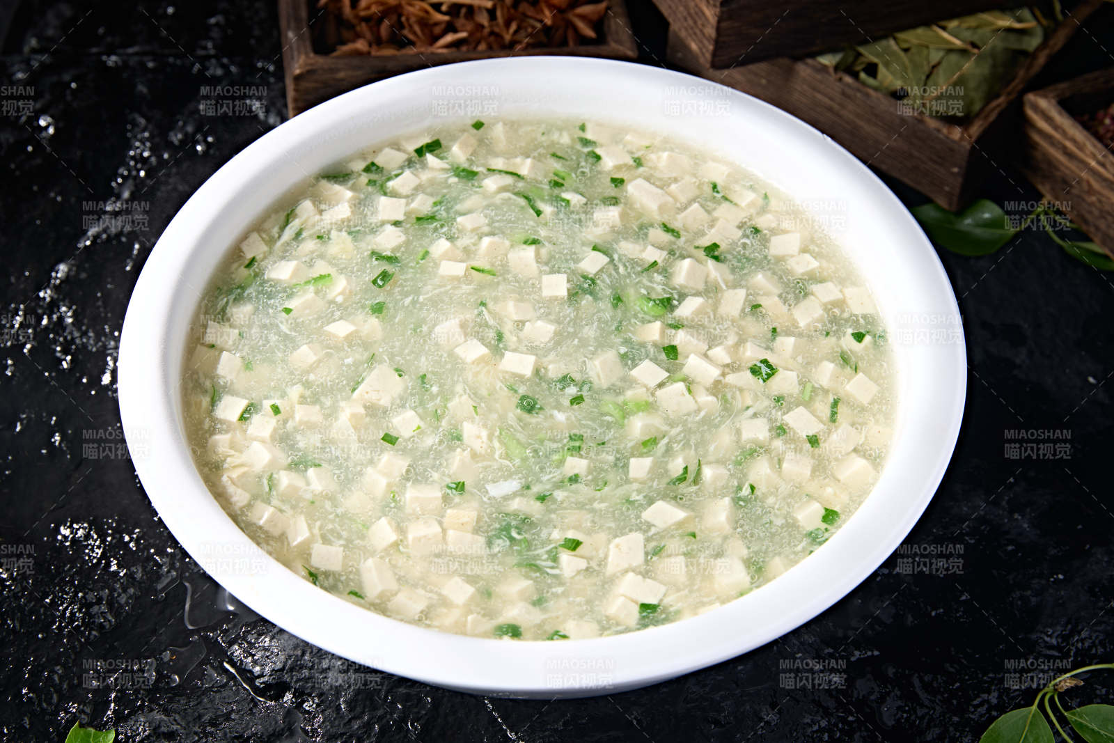 中餐美食葱香蛋花豆腐羹图片